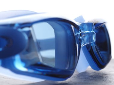 Gri arka planda yüzmek için profesyonel mavi gözlükler.