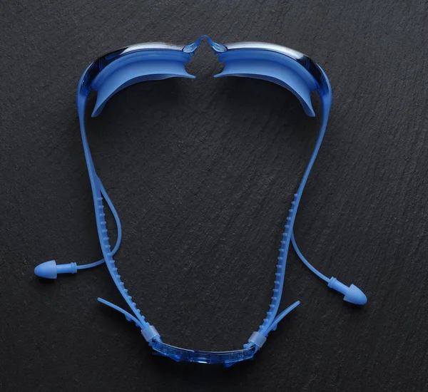 Gafas Azules Profesionales Para Nadar Sobre Fondo Gris — Foto de Stock