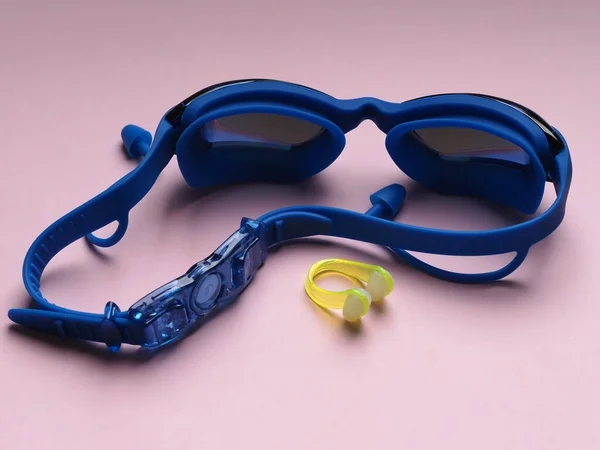 Gafas Azules Profesionales Para Nadar Sobre Fondo Rosa — Foto de Stock