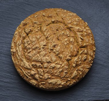 Siyah taşın üzerinde tam tahıllı ekmek.