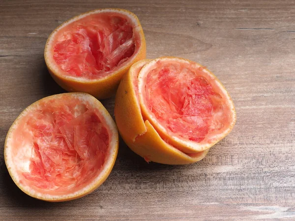 Metade Toranja Rosa Espremida Fundo Madeira — Fotografia de Stock