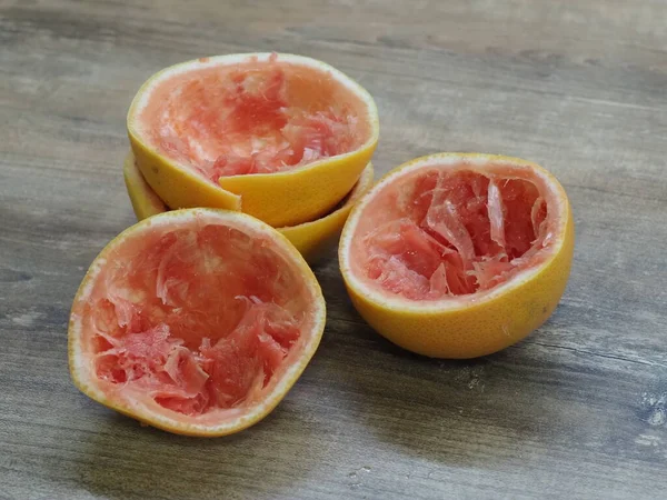 Metade Toranja Rosa Espremida Fundo Madeira — Fotografia de Stock