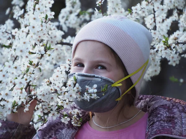 Niña Huele Flores Respirador Primavera Tenemos Una Cuarentena Sobre Fondo — Foto de Stock