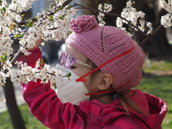 Niña Huele Flores Respirador Primavera Tenemos Una Cuarentena Sobre Fondo — Foto de Stock