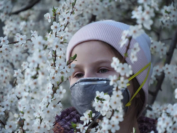 Niña Huele Flores Respirador Primavera Tenemos Una Cuarentena Sobre Fondo — Foto de Stock