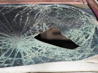 Kırık ön camlı terk edilmiş bir araba.,