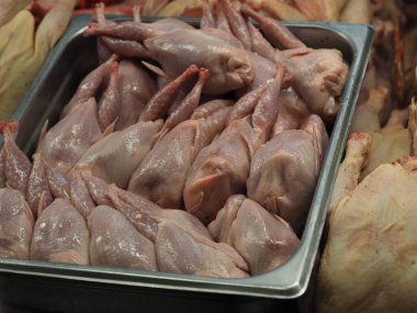 Pazar vitrininde soğuk bıldırcın leşleri.