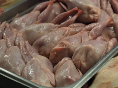 Pazar vitrininde soğuk bıldırcın leşleri.