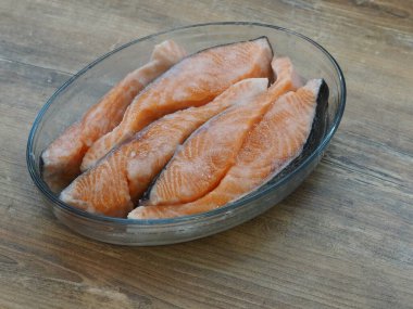 Bardakta salamura somon filetosu.