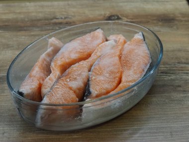 Bardakta salamura somon filetosu.