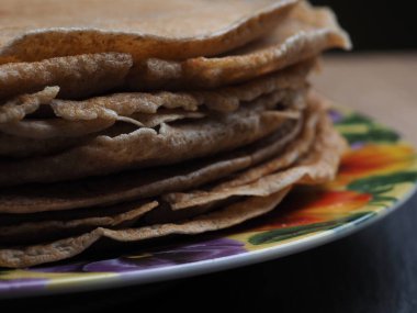 Tabağında kızılcık olan gözlemeler.