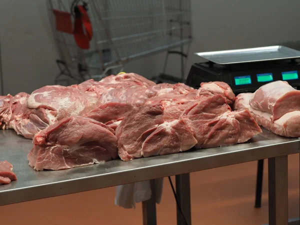Kawałki Świeżego Mięsa Liczniku Rynkowym — Zdjęcie stockowe