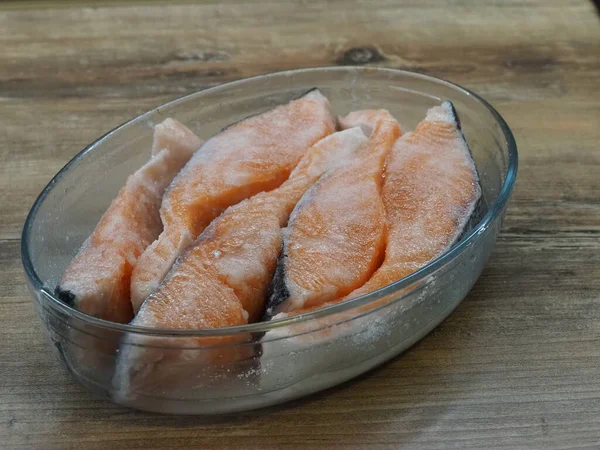 ガラス製品の鮭フィレ漬け — ストック写真