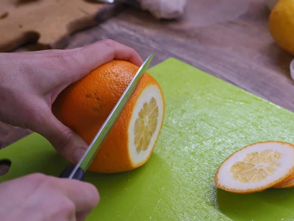 Cortando Laranja Uma Placa Verde — Fotografia de Stock