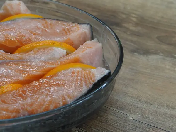 Fillet Salmon Direndam Dengan Irisan Jeruk Dalam Gelas — Stok Foto