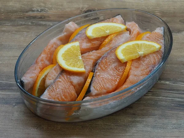 Zalmfilet Gemarineerd Met Schijfjes Sinaasappel Glaswerk — Stockfoto