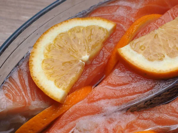 Filé Salmão Marinado Com Fatias Laranja Copos — Fotografia de Stock