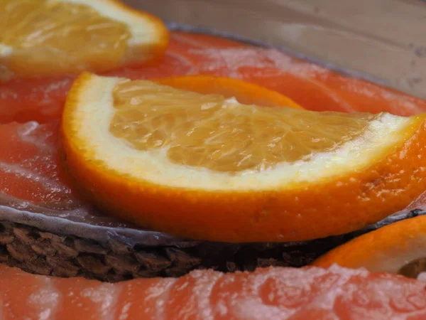 Filé Salmão Marinado Com Fatias Laranja Copos — Fotografia de Stock