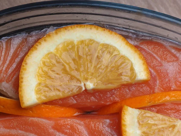 Filé Salmão Marinado Com Fatias Laranja Copos — Fotografia de Stock