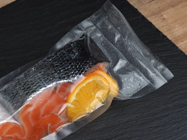 Somon fileto, portakal dilimleriyle marine edilmiş, vakum paketinde.