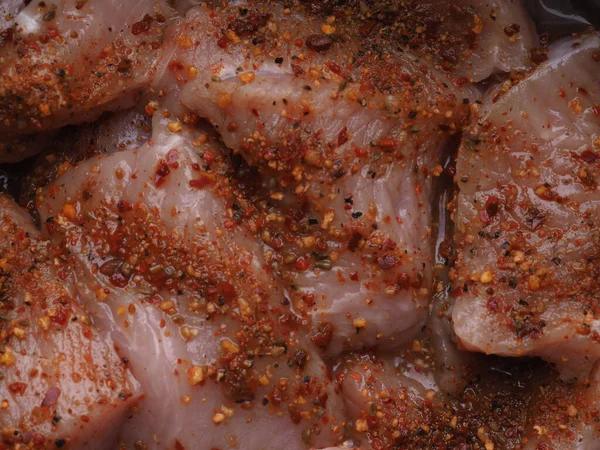 Daging Kalkun Direndam Dalam Wadah Baja Tahan Karat Pada Latar — Stok Foto