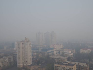 Kyiv, 2020 ilkbaharında Çernobil bölgesindeki orman yangınında dumanda.