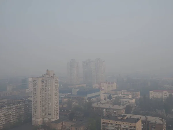 Kyiv, 2020 ilkbaharında Çernobil bölgesindeki orman yangınında dumanda.