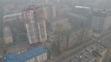 Kyiv, 2020 ilkbaharında Çernobil bölgesindeki orman yangınında dumanda.