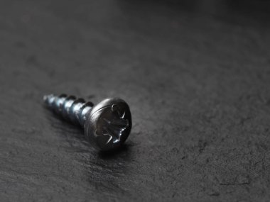 Siyah arkaplanda mobilya montajı için vida