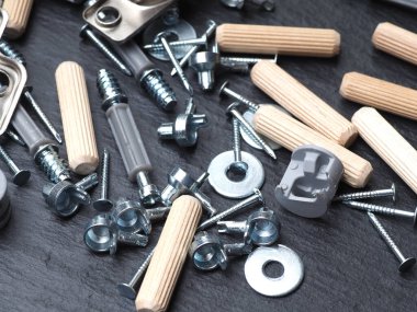 Mobilya montajı için vida siyah arka plan aksesuarları yakın mobilya montaj yakın plan siyah arka plan