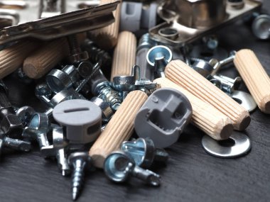 Mobilya montajı için vida siyah arka plan aksesuarları yakın mobilya montaj yakın plan siyah arka plan