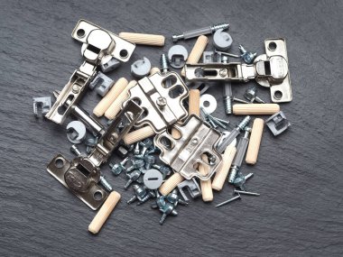 Mobilya montajı için vida siyah arka plan aksesuarları yakın mobilya montaj yakın plan siyah arka plan