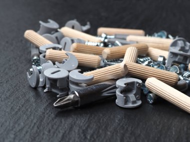 Mobilya montajı için vida siyah arka plan aksesuarları yakın mobilya montaj yakın plan siyah arka plan