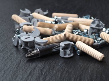 Mobilya montajı için vida siyah arka plan aksesuarları yakın mobilya montaj yakın plan siyah arka plan