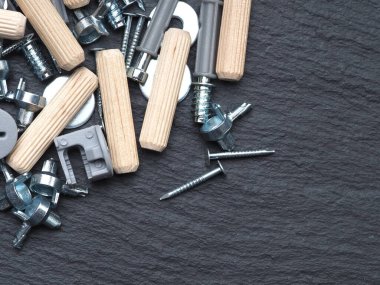 Mobilya montajı için vida siyah arka plan aksesuarları yakın mobilya montaj yakın plan siyah arka plan