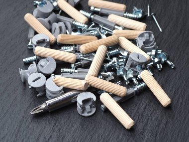 Mobilya montajı için vida siyah arka plan aksesuarları yakın mobilya montaj yakın plan siyah arka plan