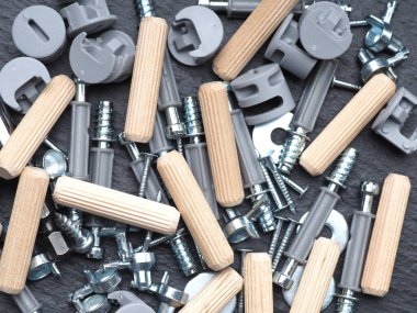 Mobilya montajı için vida siyah arka plan aksesuarları yakın mobilya montaj yakın plan siyah arka plan