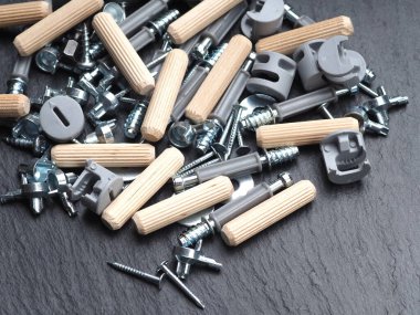 Mobilya montajı için vida siyah arka plan aksesuarları yakın mobilya montaj yakın plan siyah arka plan