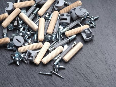 Mobilya montajı için vida siyah arka plan aksesuarları yakın mobilya montaj yakın plan siyah arka plan