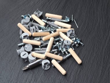 Mobilya montajı için vida siyah arka plan aksesuarları yakın mobilya montaj yakın plan siyah arka plan