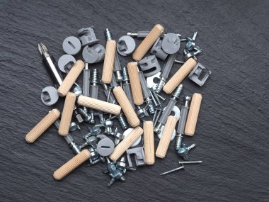 Mobilya montajı için vida siyah arka plan aksesuarları yakın mobilya montaj yakın plan siyah arka plan