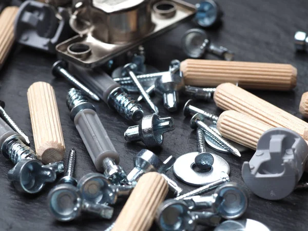 Mobilya montajı için vida siyah arka plan aksesuarları yakın mobilya montaj yakın plan siyah arka plan