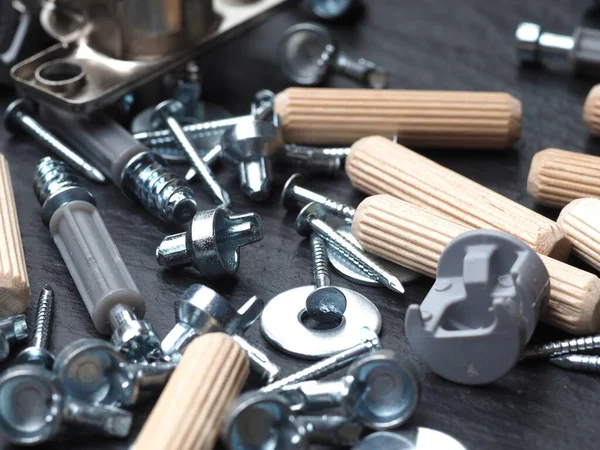 Mobilya montajı için vida siyah arka plan aksesuarları yakın mobilya montaj yakın plan siyah arka plan