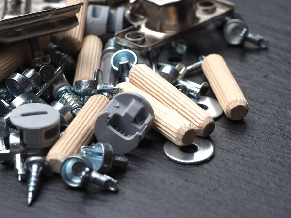 Mobilya montajı için vida siyah arka plan aksesuarları yakın mobilya montaj yakın plan siyah arka plan