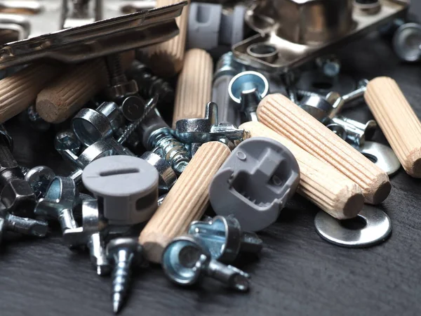 Mobilya montajı için vida siyah arka plan aksesuarları yakın mobilya montaj yakın plan siyah arka plan