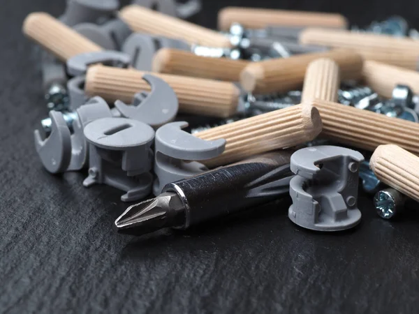 Mobilya montajı için vida siyah arka plan aksesuarları yakın mobilya montaj yakın plan siyah arka plan