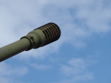 Mavi arka planda Sovyet uçaksavar silahı. 100 mm hava savunma topu KS-19