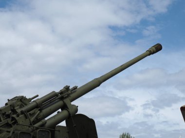 Mavi arka planda Sovyet uçaksavar silahı. 100 mm hava savunma topu KS-19