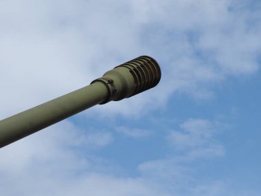 Mavi arka planda Sovyet uçaksavar silahı. 100 mm hava savunma topu KS-19