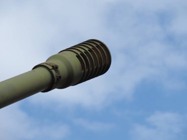 Mavi arka planda Sovyet uçaksavar silahı. 100 mm hava savunma topu KS-19